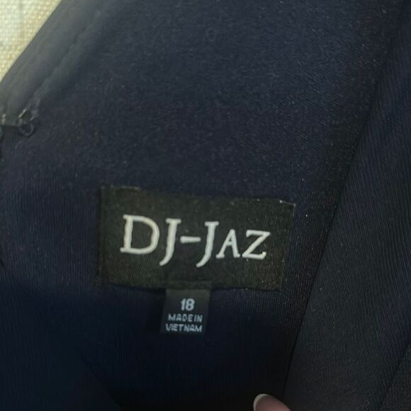 Elegant Navy Blue Lace Evening Dress - Picture 3 of 4